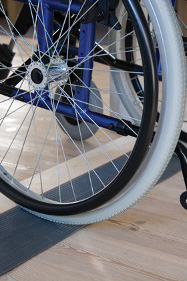 wózek inwalidzki na rampie gumowej