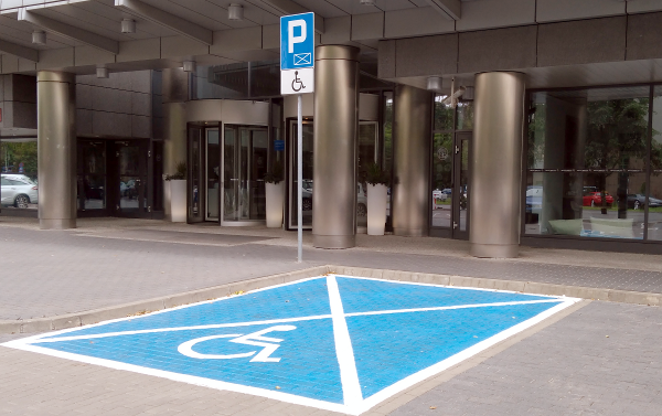 miejsce parkingowe dla osób z niepełnosprawnością